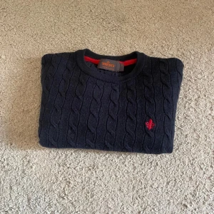 Morris kabelstickad  - Säljer en jätte snygg kabelstickad tröja ifrån Morris. Den är i perfekt skick med inga skador. Står S i tröjan men sitter som XS. Skriv till mig vid frågor💛🤝