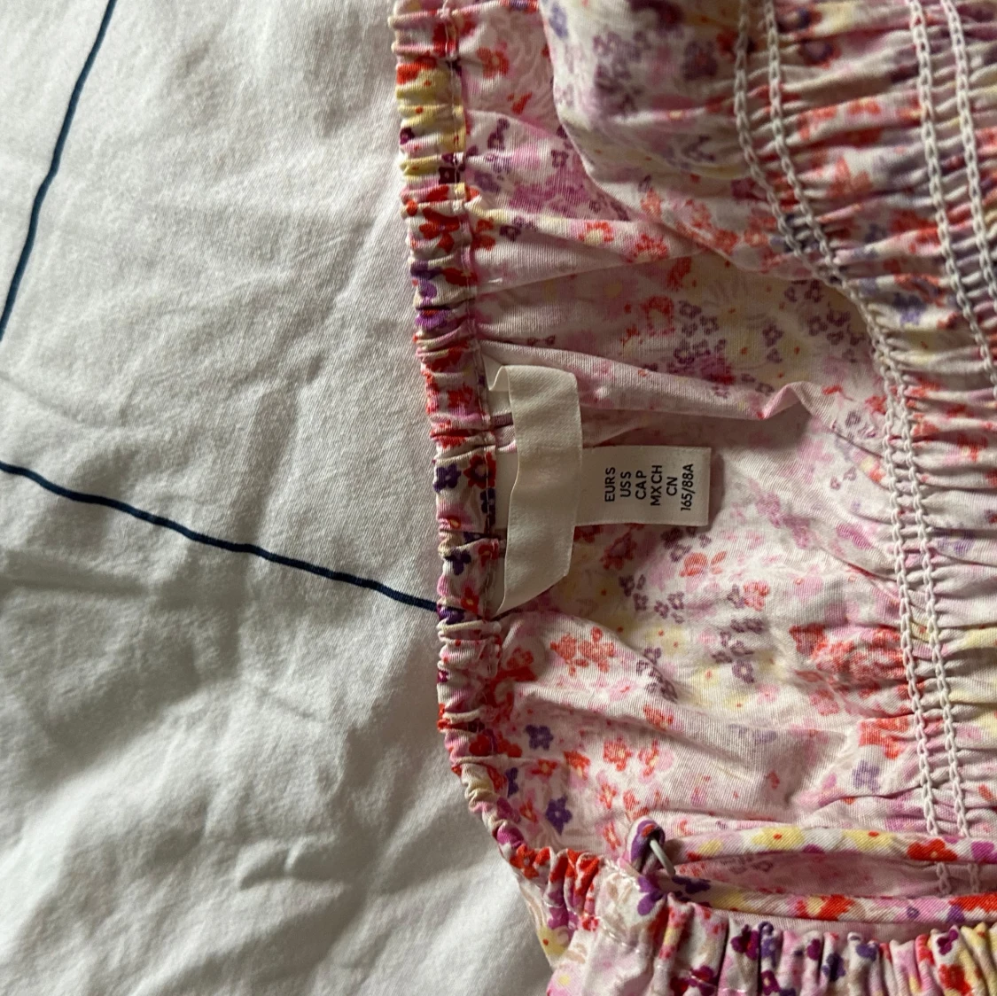 Blommig långklänning med smala axelband - 4