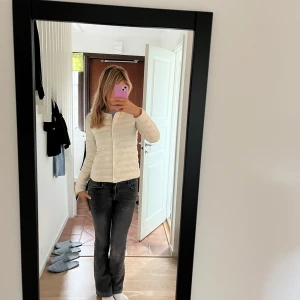 Vit uniqlo jacka - Säljer en stilren, tunn och lätt vit dunjacka från Uniqlo. Perfekt till hösten. Supersmidig att ha med sig. Inga synliga defekter. Skriv gärna vid frågor💕