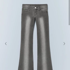 Grå bootcut jeans med låg midja - Snygga slutsålda cheap monday grå jeans med bootcut och låg midja. De har en cool tvätt med ljusare partier framtill och klassiska fem fickor. Passar som s/xs