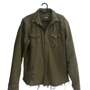 Skön overshirt med rips - Fet nu till hösten att ha över en hoodie!