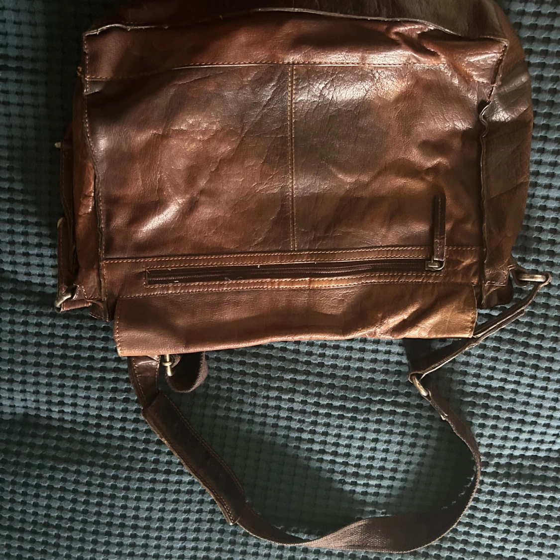 Brun axelväska från Spikes & Sparrow - 4