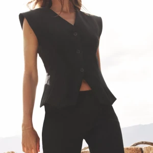 Västtopp Zara - Svart västtopp från Zara, aldrig använd med lappen kvar, säljer då den inte kommer till användning💓 storlek M men passar mig som vanligtvis har S också😊