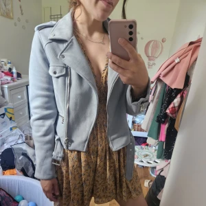 Ljusblå mocka bikerjacka från Pimkie - Supersnygg jacka i väldigt fint skick 🩵 mocka imitation. Storlek M