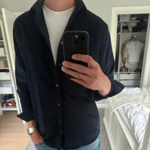 Mörkblå manchesterskjorta Selected Homme - Mörkblå manchesterskjorta från Selected Homme. Storlek M och passar M. Använd ett fåtal gånger nu i somras - inget mer, nyskick!