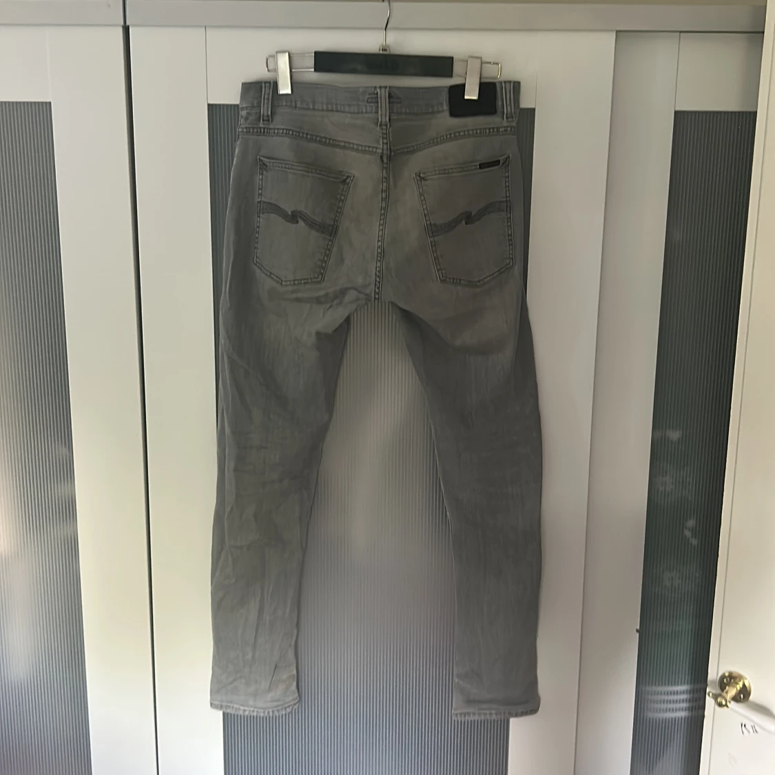 Grå jeans från Nudie Jeans Co - 1