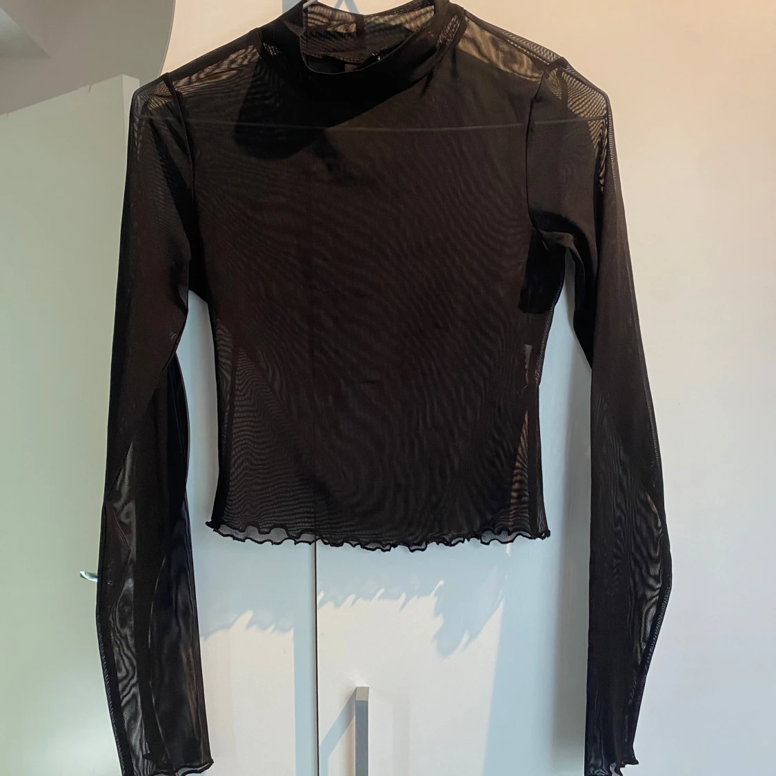 Svart mesh polotopp med lång ärm