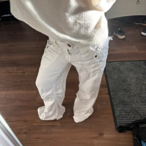 Byxor  - As coola byxor som tyvärr var för långa på mig som är 155, de är väldigt unika⭐️