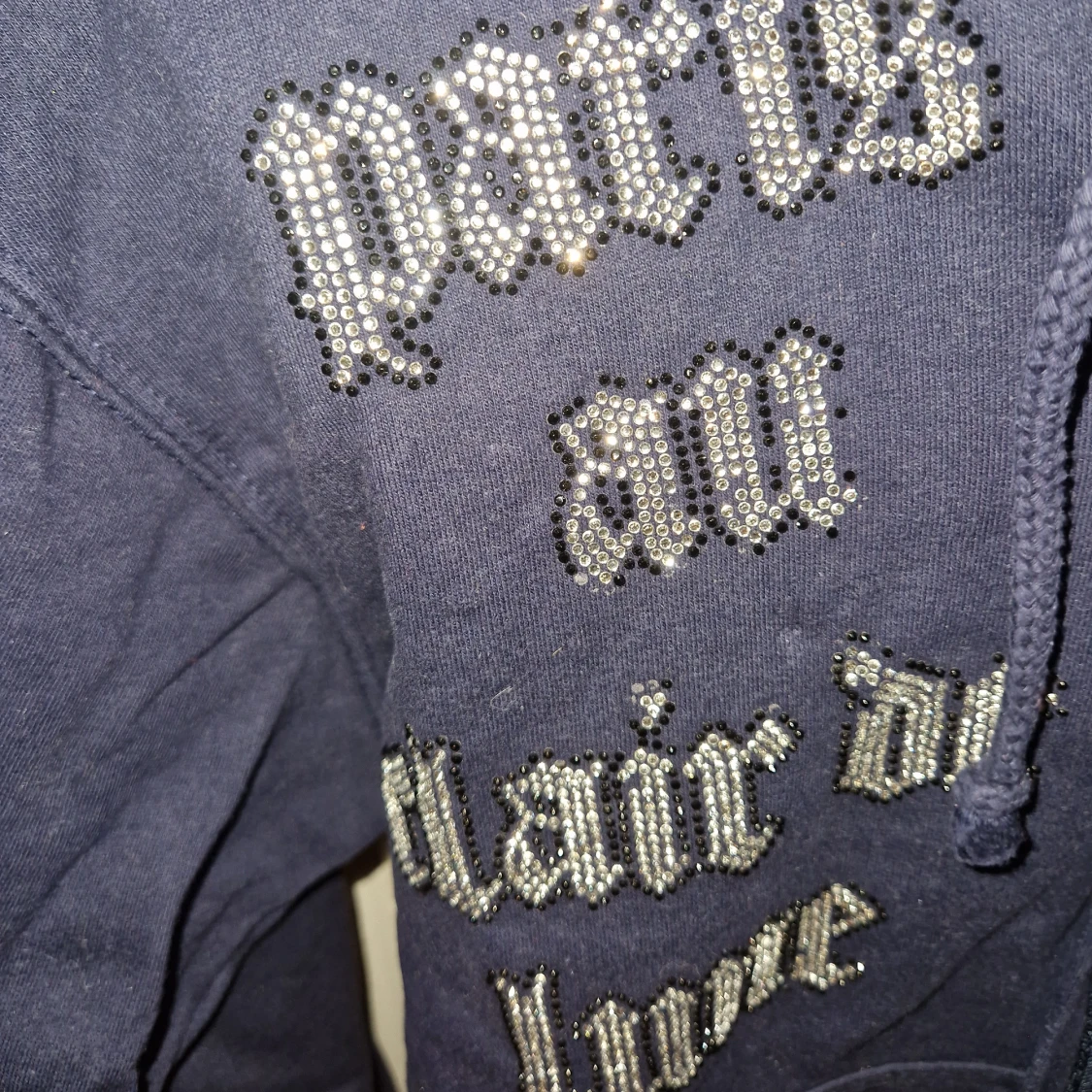 Mörkblå hoodie med strass och Paris-tryck - 3