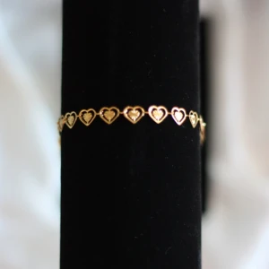 Guldarmband med hjärtan - Gulligt armband med hjärtan i rostfritt stål. Kolla gärna in min sida för fler smycken🫶🏻
