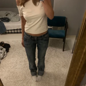 Tommy Hilfiger jeans - Snygga jeans från Tommy hilfiger med galet fet fade och snygga slitningar. De är enligt mig i mycket gott skick men har ju tecken på användning i form av mindre slitningar som syns på bilderna, men jag tycker endast att det gör de ännu snyggare. Storlek W29 L34. Tveka inte på o höra av dig vid frågor