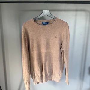Ralph Lauren tröja - Ritkgit snygg Ralph lauren crewneck i bra skick. Storlek M men passar även S. Hör av dig vid funderingar 