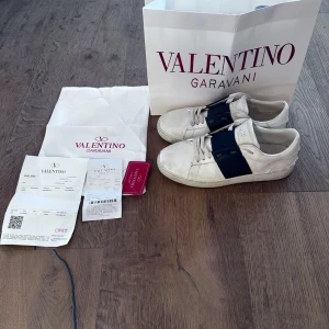 Valentino Open - Säljer nu mina valentino opens då de inte kommer till användning. Skorna är i bra skick och kommer med allt som visas på bilderna. Kommer med ett tvättkit.