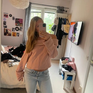 Ljusrosa offshoulder tröja - Superfin ljusrosa offshoulder tröja med lång ärm och loose passform. Mjuk och skön, perfekt till jeans eller kjol. Enkel och stilren design utan mönster eller detaljer, passar dig som gillar en chill vibe.