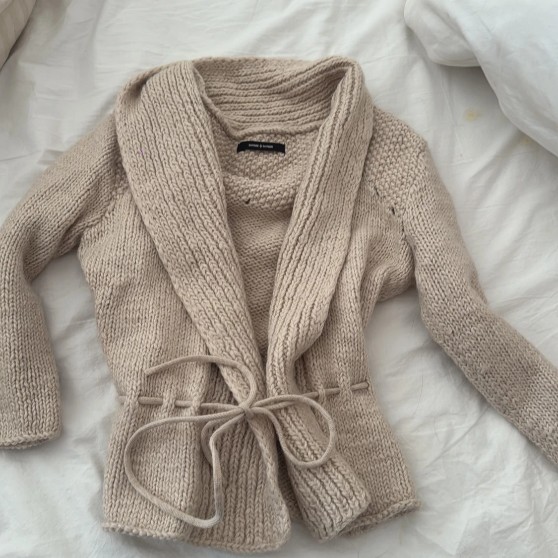 Beige stickad kofta från Samsøe Samsøe