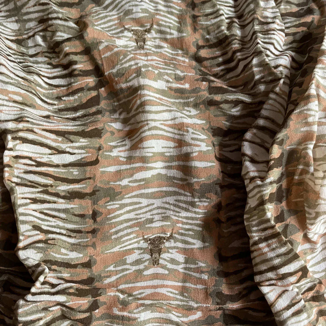 Zebramönstrad meshblus med v-ringning - 2