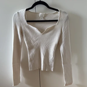 Vit ribbad långärmad topp H&M - Säljer en vit lite tjockare tröja från H&M då den inte används längre, har en till likadan i svart! Vill ni ha bild på den svarta är det bara att skriva.💖