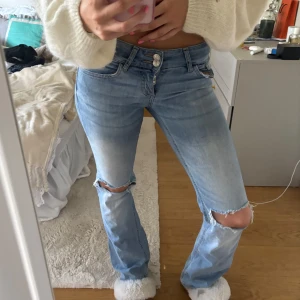 Nelly jeans - Supersnygga ljusblå jeans från Nelly, storlek 32🥰🥰