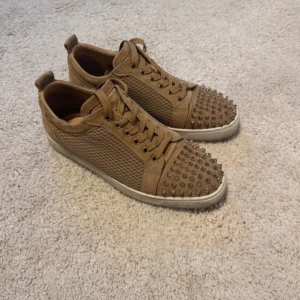 Christian Louboutin junior spikes - Sjukt feta och unika loubs, köpta på Vestiaire Collective sen en tid tillbaka. Inget og ingår. 