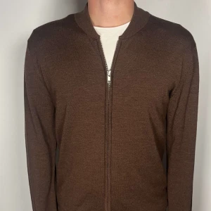 John henric zip - En riktig snygg och trendig John henric zip i fint skick, storlek M, vid frågor är de bara att skriva // Gramenti 