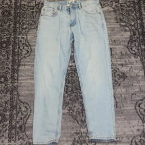 Lager 157 Jeans - Snabb leverans! I fantastisk skick bara använd ett par gånger! Säljer ett par ljusblå jeans från Lager 157 med klassisk femficksdesign och raka ben. Jeansen har normal passform och är tillverkade i bomull. Perfekta för dig som gillar en enkel och clean look.