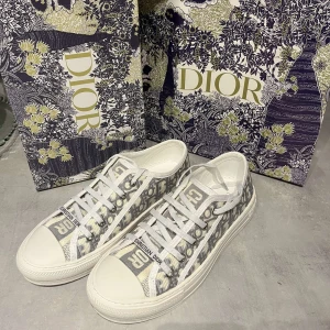 Grå dior skor  - Fina dior skor i färgen grå. Storlek 39. Bara att skriva vid frågor eller funderingar. pris kan diskuteras!