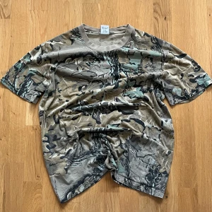Camouflage t-shirt Tramp - Säljer en oversized t-shirt från Tramp i storlek XXL med fett camouflage-mönster i beige, grått och grönt. Gjord i 100% bomull, perfekt för dig som gillar streetwear eller vill sticka ut. Klassisk rund hals och korta ärmar. Mer information, bilder och prisdiskutering i dm. 