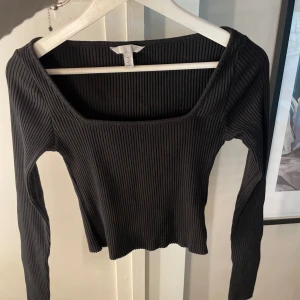 Svart ribbad långärmad topp H&M - Svart långärmad ribbad topp från H&M med fyrkantig ringning🤍 Storlek S, men passar även XS🤍