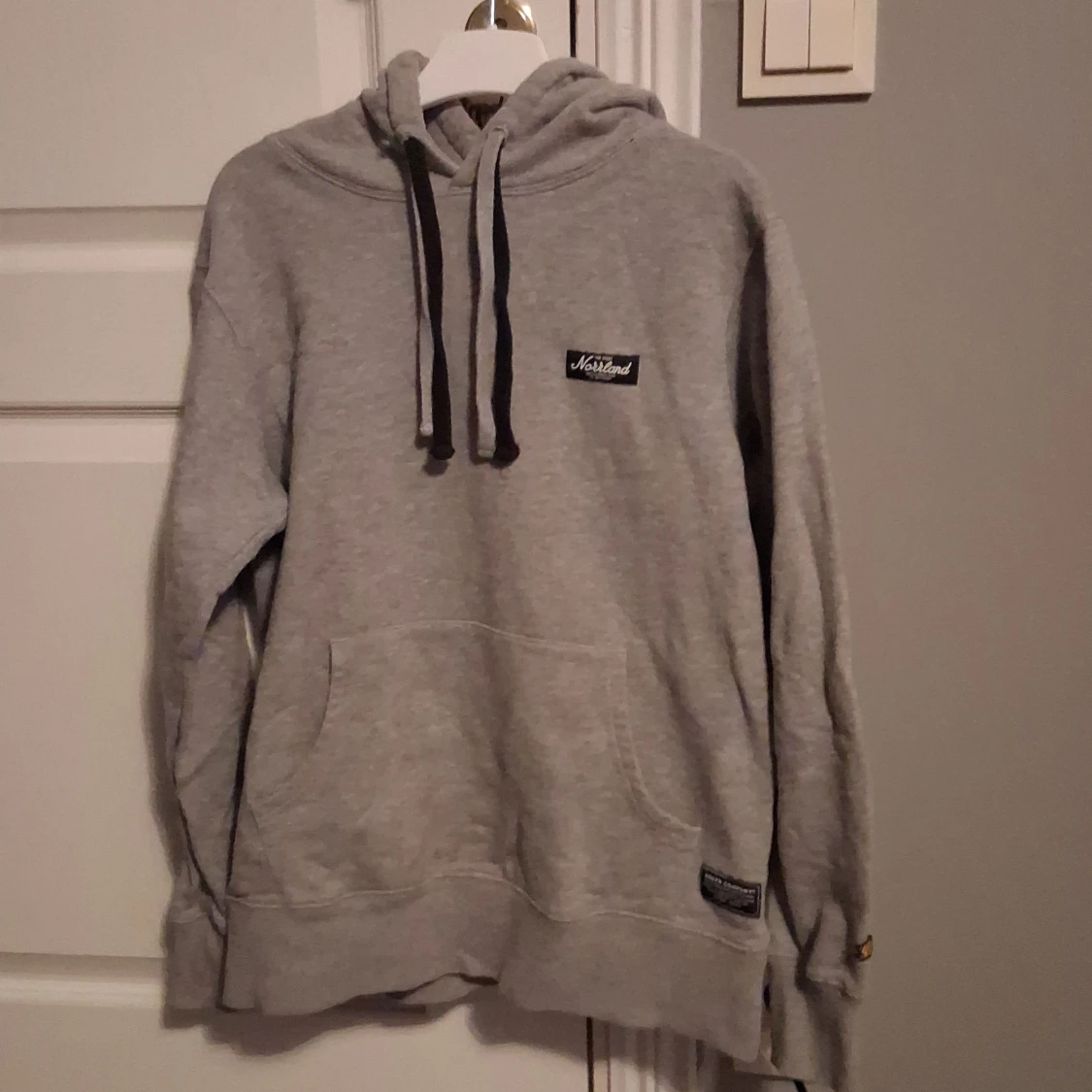 Grå hoodie från SQRTN Company