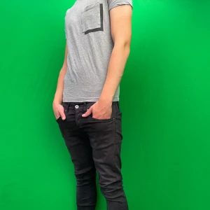 Dondup T-shirt  - Snygg grå t-shirt från Dondup med svart markerad bröstficka. Klassisk passform och korta ärmar, perfekt för en chill och stilren look. Tillverkad i mjuk bomull som känns skön mot huden. Diskret logga på sidan av fickan ger en exklusiv touch.