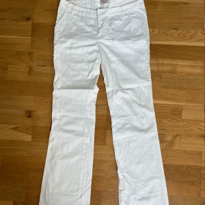 lågmidjade kostymbyxor bootcut - Snygga i toppenskick! midjemått rakt över är 38cm