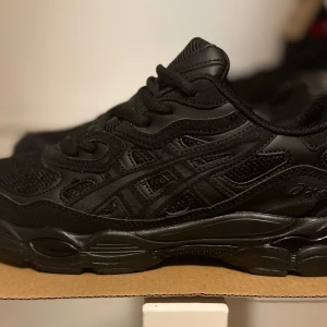 Asics gel skor - Hej säljer dessa helt nya fina skor,  Passar mig som har 41-42
