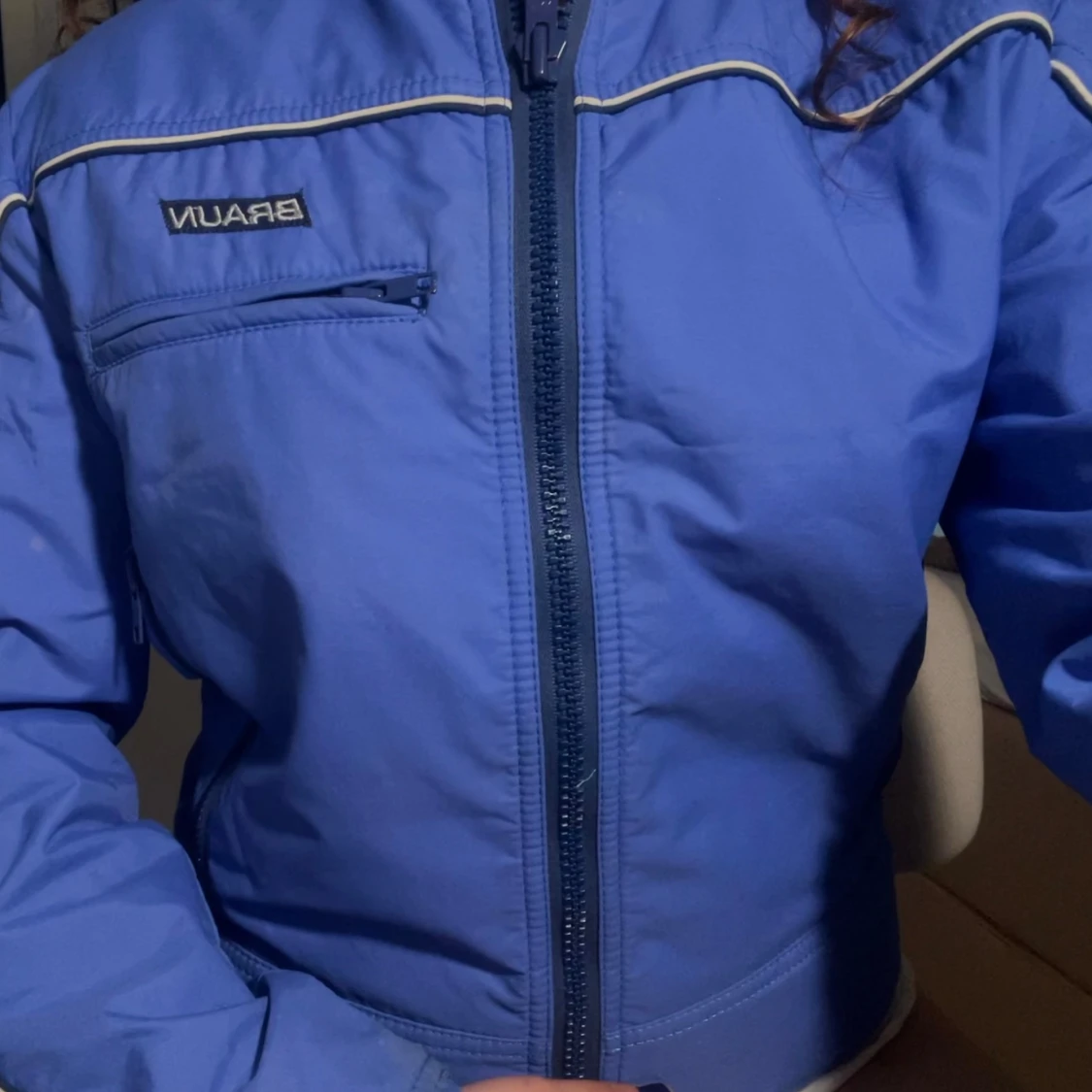 Blå vindjacka från Braun med vita detaljer - 3