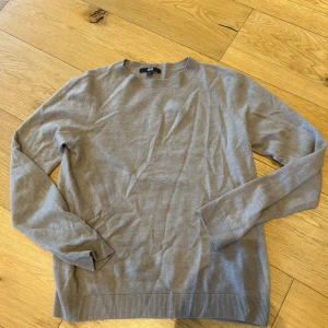 100% Kashmir Uniqlo tröja - En stilren beige kashmir tröja från Uniqlo i storlek M. 