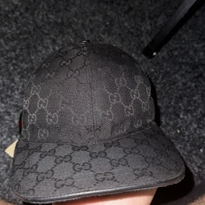 Gucci canvas äkta - Gucci keps canvas svart äkta bra skick bara lite solbränd på framme sidan halva sidan  men inget man märker mycket men annars allt jätte bra har chip fortfararande kvar storlek m 58 
