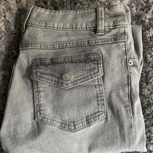 Gråa jeans - Supersnygga gråa jeans från Ullared. Har blivit använda ca 3 ggr därför är de i superbra skick. Sitter superbra på mig har storlek s i jeans och är ca 169 cm lång. Originalpris 250 kr. Skriv gärna om ni vill ha bild på🤗