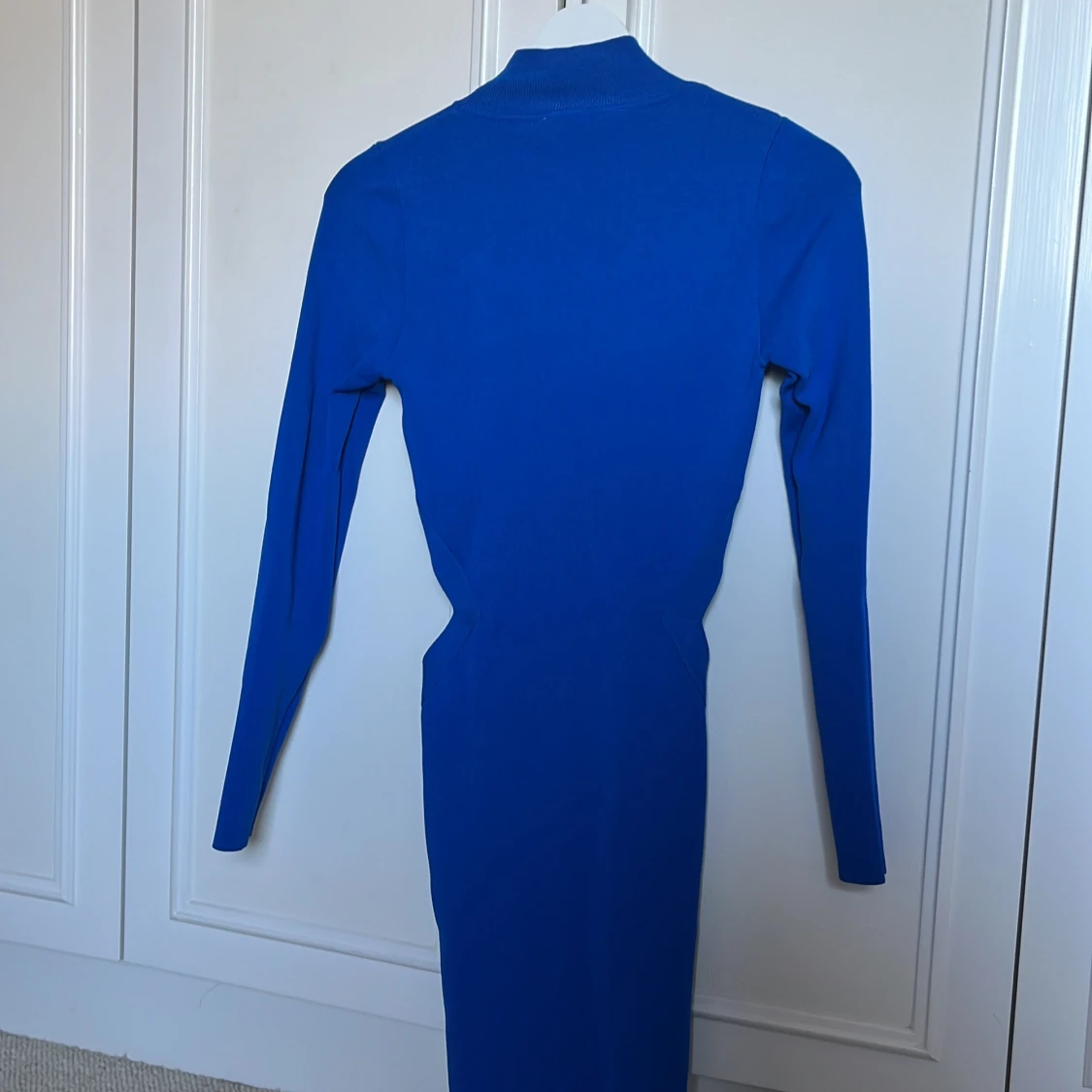 Blå långärmad cut out klänning Zara - 1