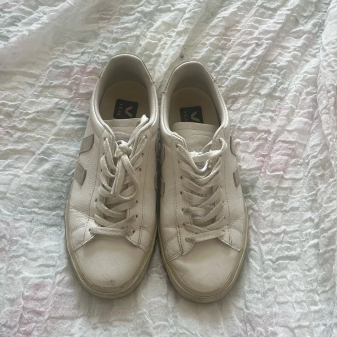 Vita sneakers från Veja i skinn - 1