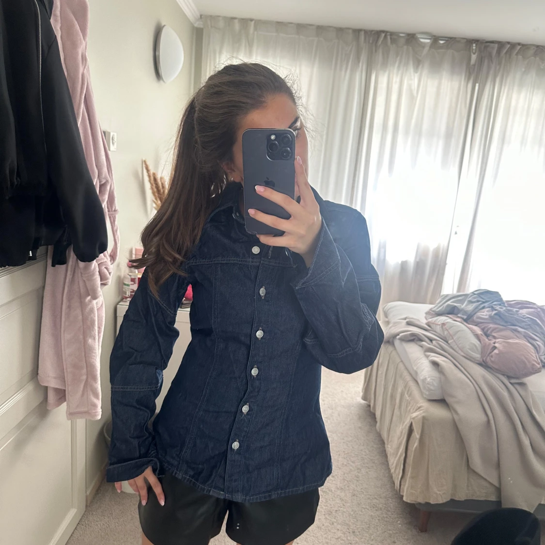 Mörkblå jeansskjorta med knappar