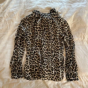 Blus  - Leopardmönstrad blus, knappt använd💕