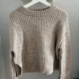 Stickad tröja  - Från Gina tricot i storlek S, slits på armarna och vid sidan