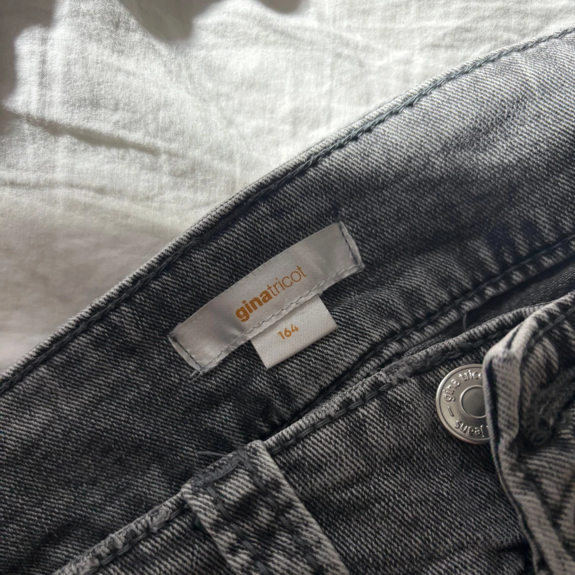 Lågmidjade bootcut jeans från Gina - 1