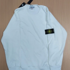 Vit Stone Island Tröja M - Skön Stone Island tröja. Storlek M. Sprillans med lapp. Pris kan diskuteras.