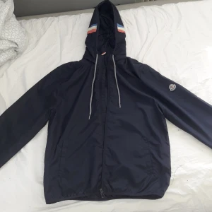 Moncler vind jacka - Här har vi en helt ny moncler vind jacka! Den är stolek S och är riktigt skön fär hösten, den är gjord av dina_kläder alltså mig, och den är i perfekt skick herr kläder (S) och den kommer med prislapp!!!!