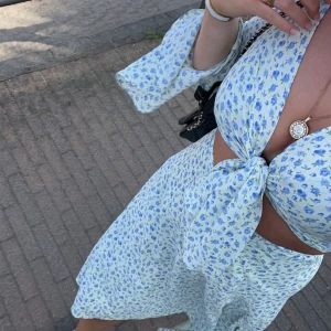 Adoore klänning - Säljer denna fina klänning från Adoore i storlek 38. Den har tidigare haft effekter men har sytt den så den är som ny (se sista bilderna). Sparsamt använd! Säljer för 500kr+ frakt