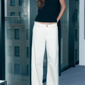 Vita wide jeans från H&M - Säljer dessa superfina helt nya vita jeans från H&M med wide fit och regular waist. Jättefina i passformen men tyvärr inte den rätta storleken för mig🫶🏻