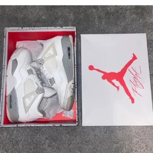 ÄKTA Jordan 4 Oreo - Säljer mina äkta Jordan 4 oreo. Mycket sparsamt använda och ligger bara och skräpar nu. Beställda från Goat förra året och kan bevisa det. 