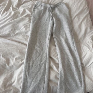 Gina tricot mjukisbyxor - Grå mjukis från Gina tricot i stl xxs. Den populära modellen