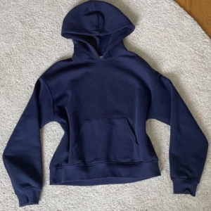 Mörkblå hoodie - Använd 1-2 gånger! Storlek XXS men passar definitivt XXS-M skulle jag säga ❤️ Djurhår kan förekomma!