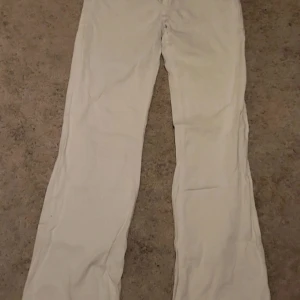 Vita bootcut jeans med låg midja - Snygga vita jeans med bootcut och låg midja + femficksdesign. Använda två gånger, superfint skick och såå skönt tyg